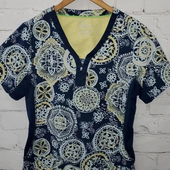 Healing Hands Premiere Scrub Top Pattern Size Small - Picture 3 of 15